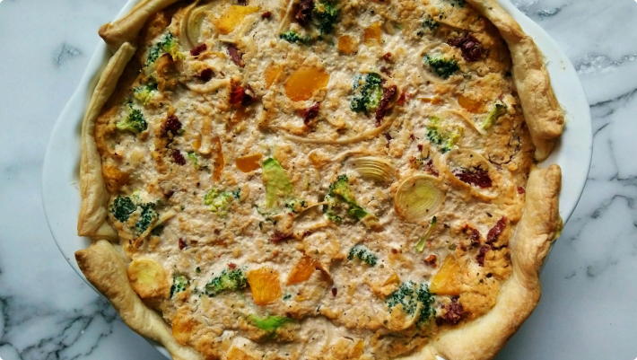 Gemüsequiche von oben fotografiert