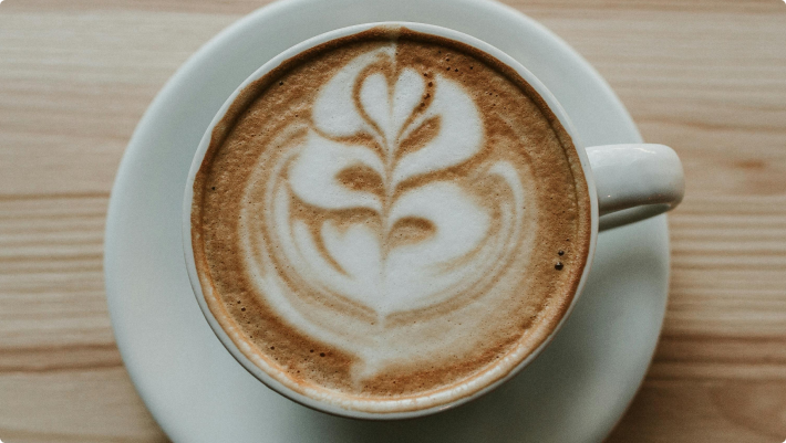 Eine Tasse Cappuccino mit Latte Art
