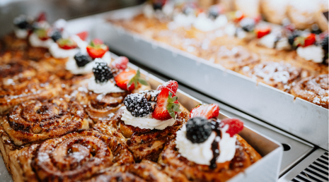 Zimtschnecken in der Auslage der 9bar