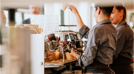 Barista bei der Arbeit an der Kaffeemaschine