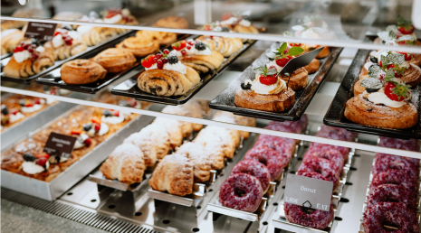 Süße Teilchen in der Auslage