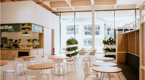 Blick ins EAT über mehrere Tische hinweg