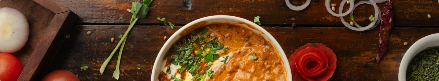 Bildanschnitt eines Eintopfs in einer weißen Schüssel auf gedecktem Tisch