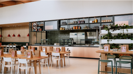 Blick auf das Restaurant Karls 1958 mit Tischen im Vordergrund
