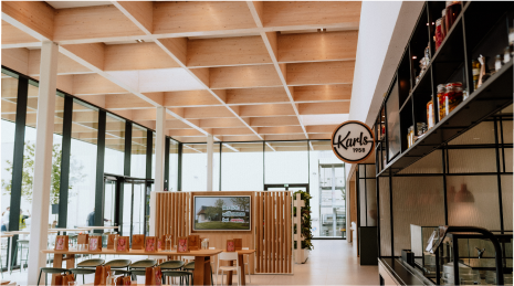 Blick durchs EAT mit Tischen auf der linken Seite und den Counter des Karls rechts