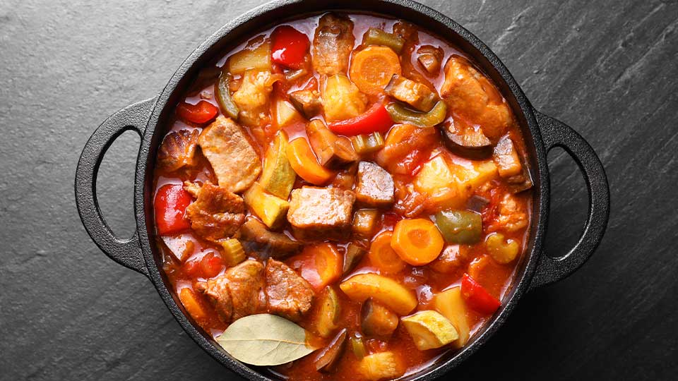 Herzhafter Eintopf in einer Schüssel