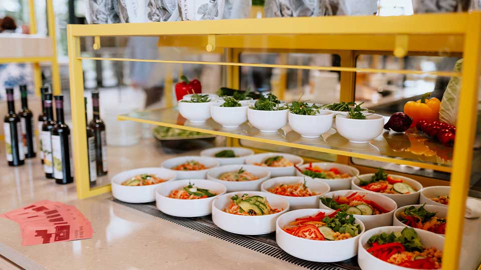 Auslage an der Salatbar