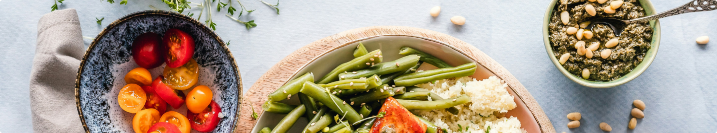 Gemüse und Reis mit Pesto auf einem Teller