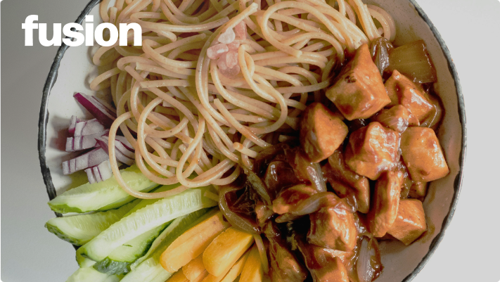 Bowl mit Gemüse, Tofu und Soba Nudeln