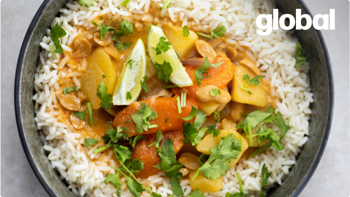 Gemüsecurry mit Reis in einer schwarzen Schüssel